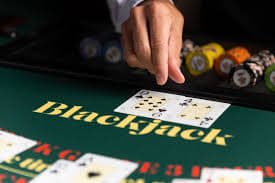 Pandangan close-up roda French Roulette mimi4d menunjukkan nomor dan warna dengan pencahayaan profesional